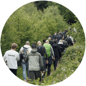 Medarbejdere-på-gåtur_Circle-image_farver_600x600